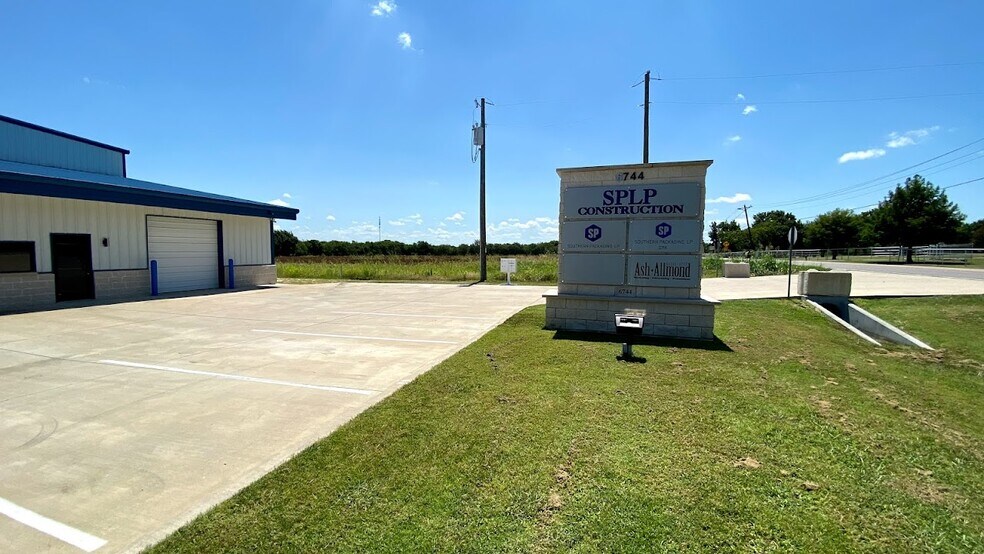 6744 N FM 157, Venus, TX à louer - Photo de l’immeuble – Image 2 sur 6