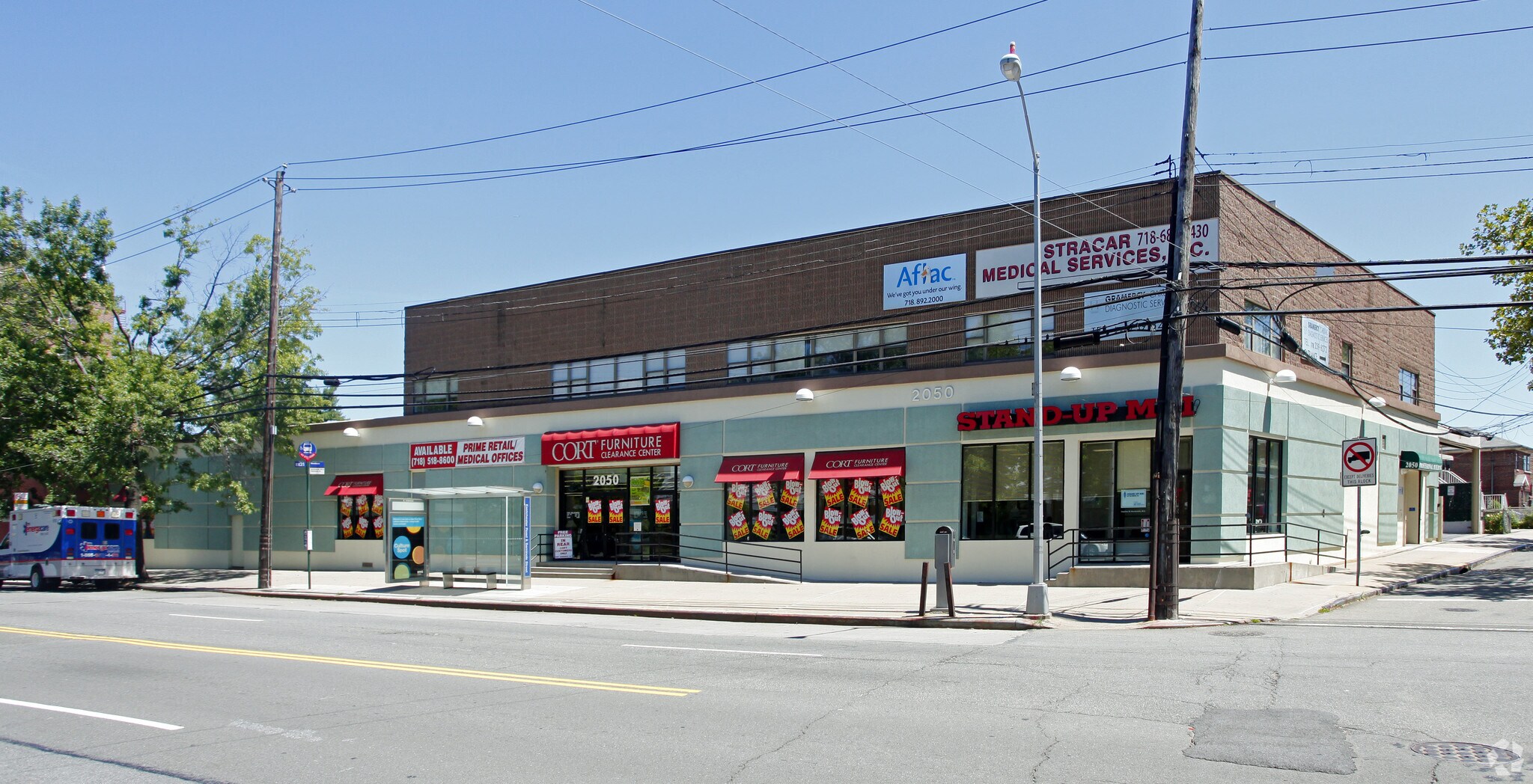 2050 E Eastchester Rd, Bronx, NY à louer Photo principale– Image 1 sur 12