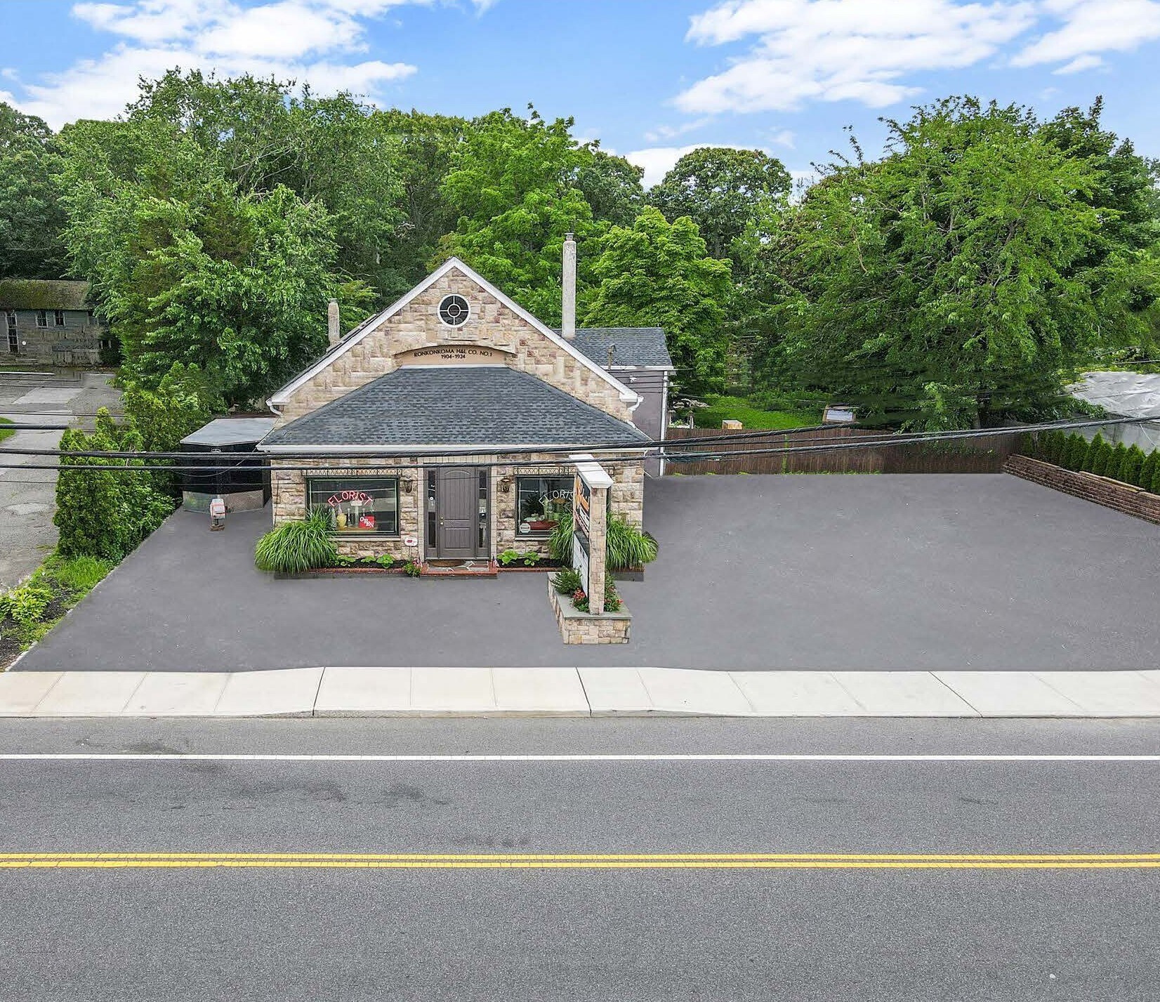 304 Hawkins Ave, Ronkonkoma, NY à vendre Photo de l’immeuble– Image 1 sur 12