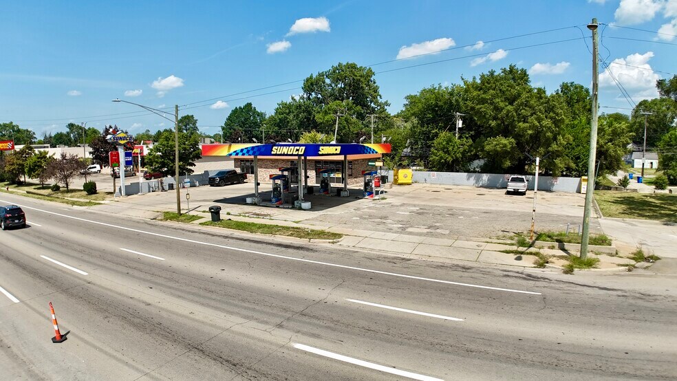 8091 E Eight Mile Rd, Warren, MI à vendre - Photo de l’immeuble – Image 1 sur 12