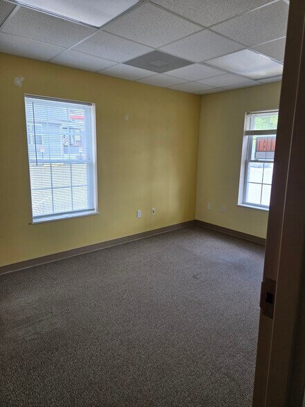 941 W McClain Ave, Scottsburg, IN à louer - Photo intérieure – Image 2 sur 4