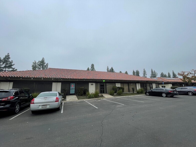 5070 N 6th St, Fresno, CA à louer - Photo de l’immeuble – Image 2 sur 12