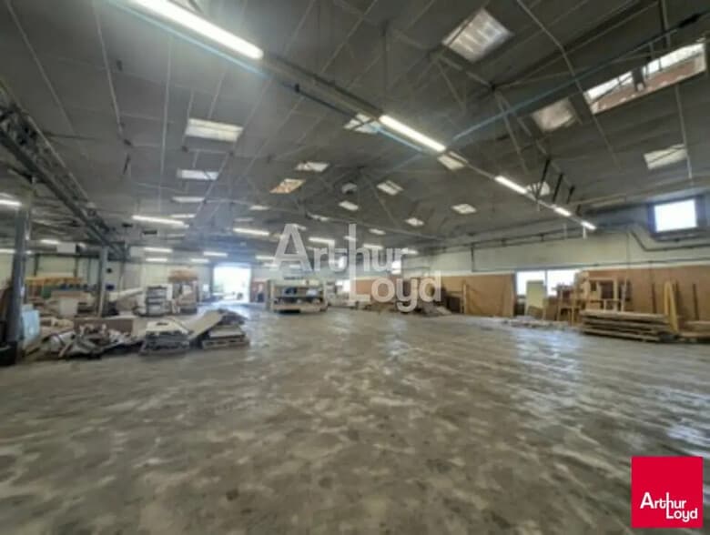 Local d’activités dans SAINT-BARTHELEMY-D'ANJOU à louer - Photo de l’immeuble – Image 2 sur 2