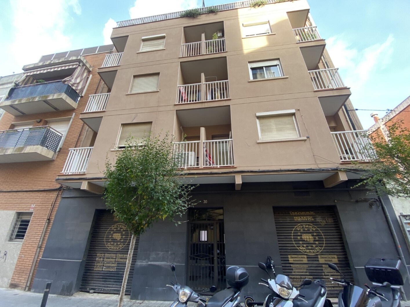 Immeuble residentiel dans L'Hospitalet de Llobregat, Barcelona à vendre Photo principale– Image 1 sur 2