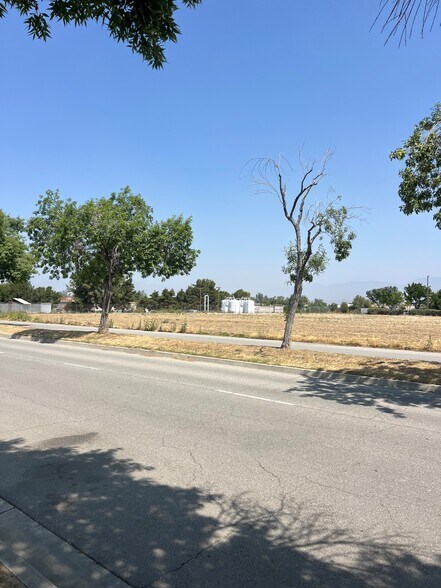 E Brier Dr., San Bernardino, CA à vendre - Photo de l’immeuble – Image 2 sur 3