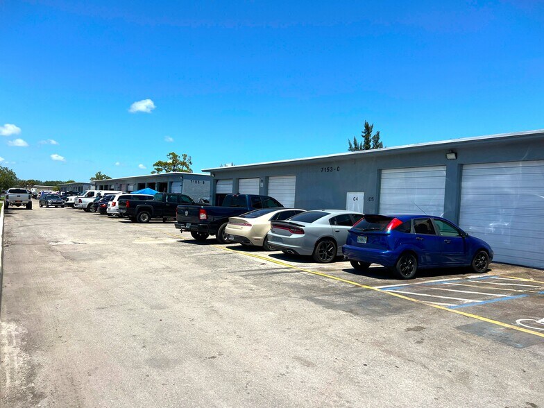 7153 Southern Blvd, West Palm Beach, FL à louer - Photo de l’immeuble – Image 3 sur 6
