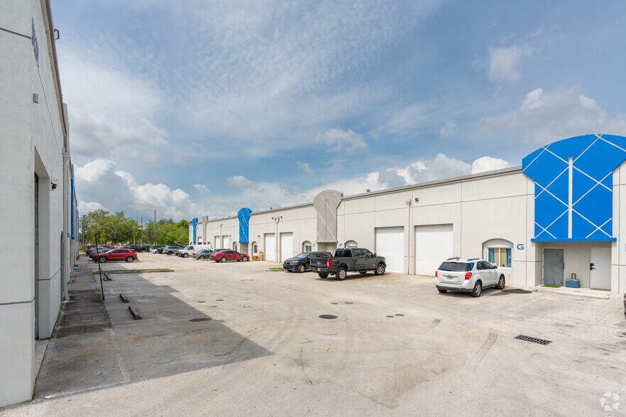 5111 NW 159th St, Miami Lakes, FL à louer - Photo de l’immeuble – Image 3 sur 4