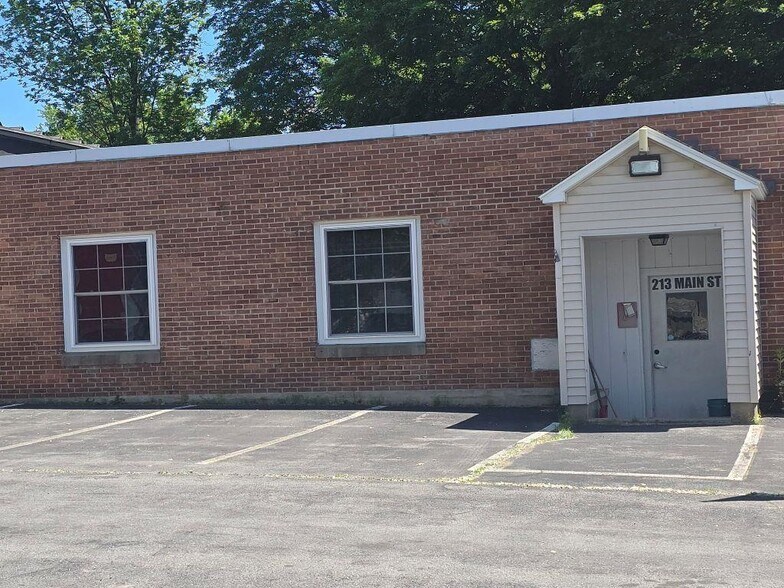 213 Main St, Charlestown, NH à louer - Photo de l’immeuble – Image 3 sur 5