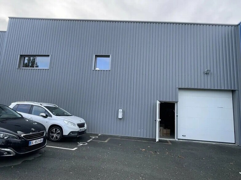 Local d’activités dans Yvrac à louer - Photo de l’immeuble – Image 1 sur 8