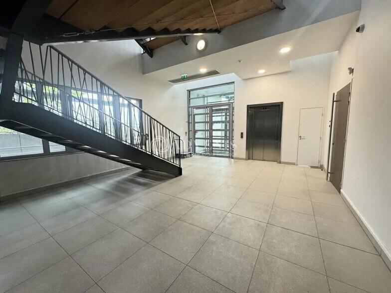 Bureau dans Roissy-en-France à louer - Hall d’entrée – Image 2 sur 11