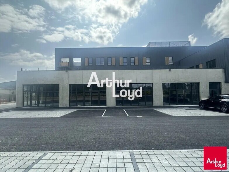 Local d’activités dans La Mézière à louer - Photo de l’immeuble – Image 2 sur 6