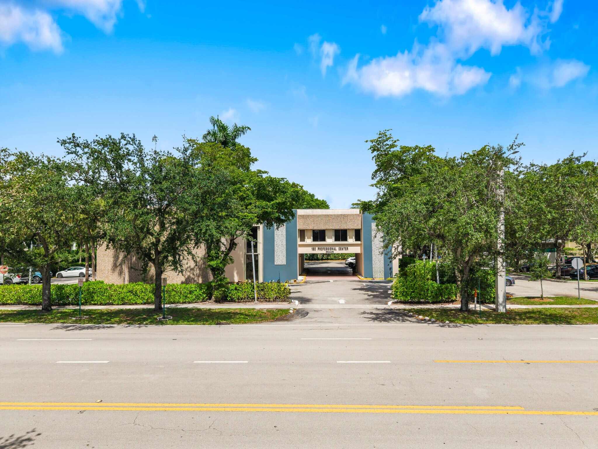 150 NW 70th Ave, Plantation, FL à louer Photo de l’immeuble– Image 1 sur 13