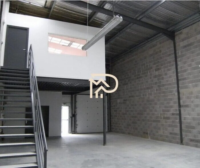 Industriel/Logistique dans Gémenos à louer - Photo de l’immeuble – Image 3 sur 5