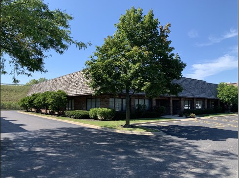 28085 N Ashley Cir, Libertyville, IL à louer - Photo de l’immeuble – Image 3 sur 5