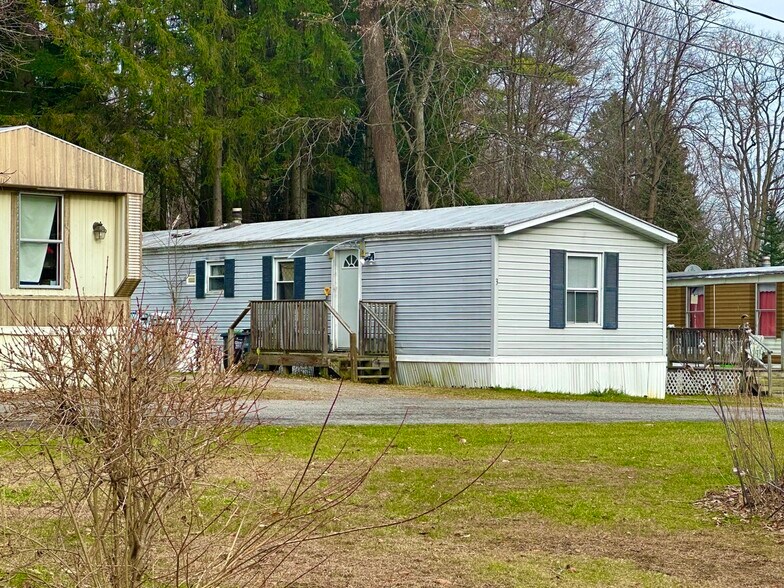 765 Saratoga Rd, Gansevoort, NY à vendre - Photo de l’immeuble – Image 3 sur 6