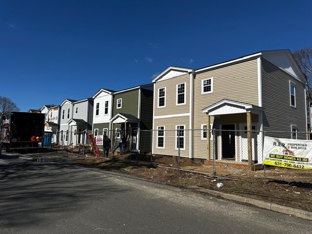 7 Patton Avenue, Wyandanch, NY 11798 portefeuille de 7 biens à vendre sur LoopNet.fr - Photo principale – Image 1 sur 4
