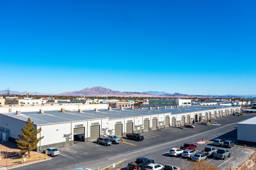 6325 S Pecos Rd, Las Vegas, NV à louer - Photo de l’immeuble – Image 3 sur 14