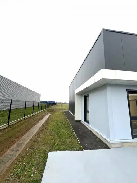 Bureau dans Saint-Jean-de-la-Neuville à louer - Photo de l’immeuble – Image 3 sur 7