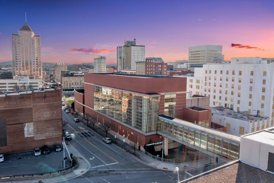 120 Salem Ave SW, Roanoke, VA à louer - Photo de l’immeuble – Image 1 sur 4