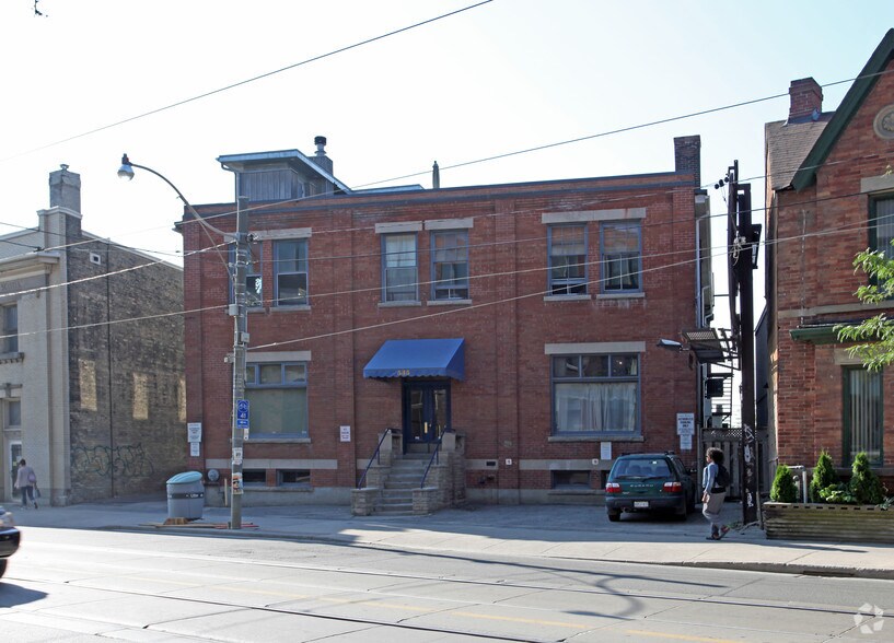 535 Queen St E, Toronto, ON à louer - Photo de l’immeuble – Image 2 sur 4