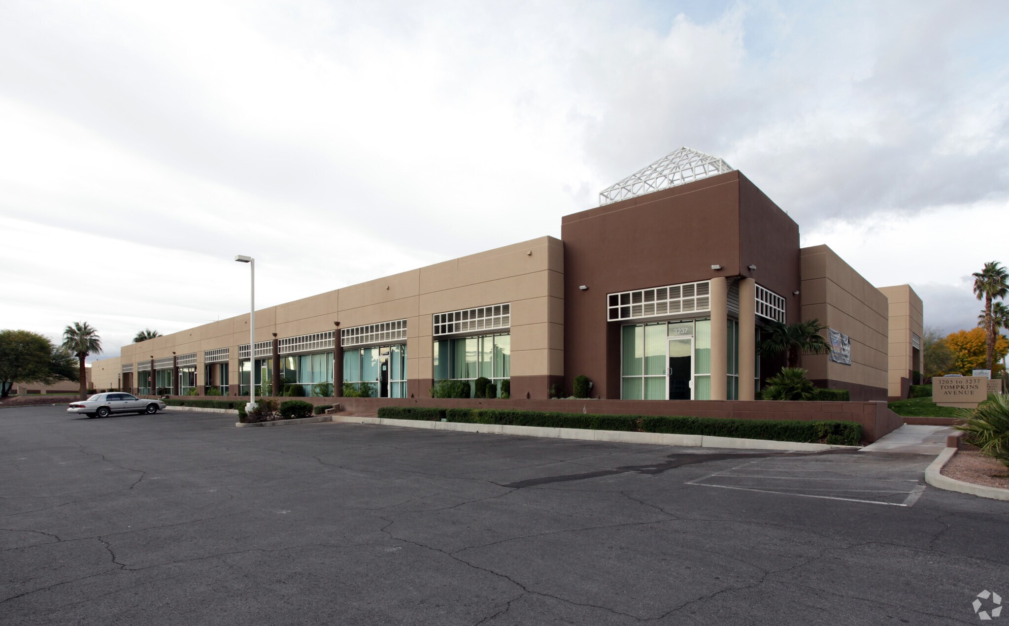 3205-3237 W Tompkins Ave, Las Vegas, NV à louer Photo principale– Image 1 sur 6