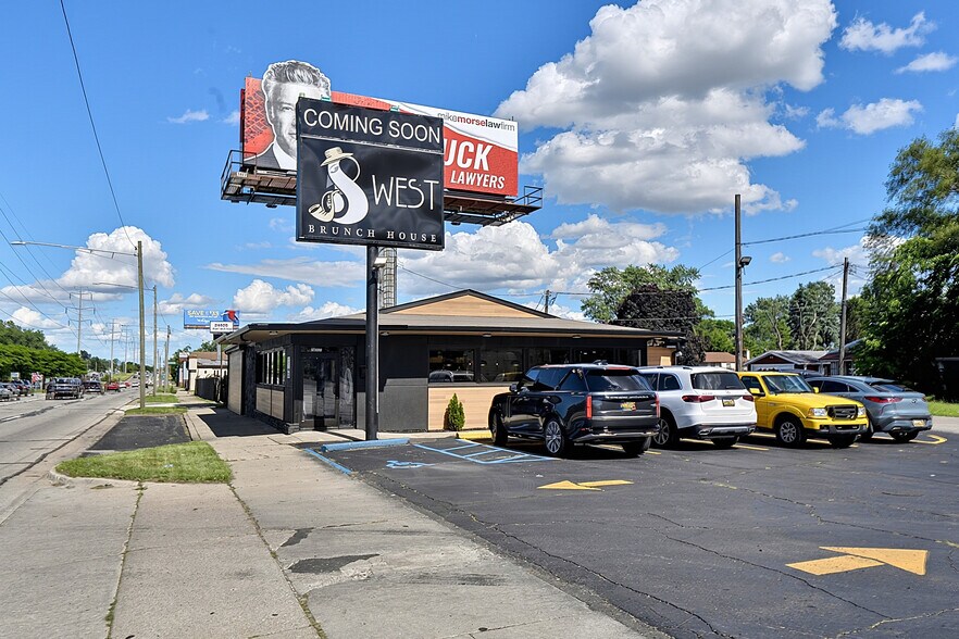 24737 W 8 Mile Rd, Detroit, MI à vendre - Photo de l’immeuble – Image 2 sur 23