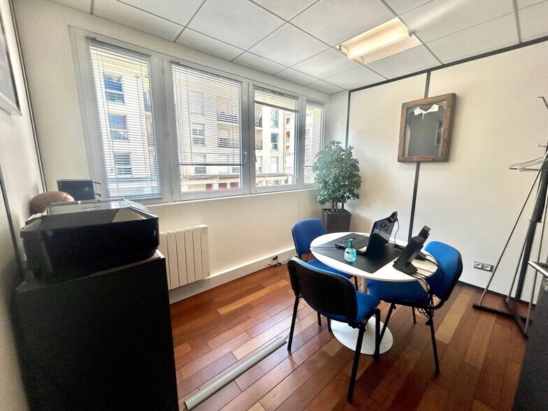 Bureau dans Bussy-Saint-Georges à vendre - Photo de l’immeuble – Image 2 sur 15