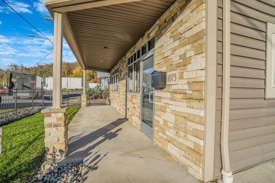 1075 Milford Dr, Bethel Park, PA à louer - Photo de l’immeuble – Image 3 sur 49