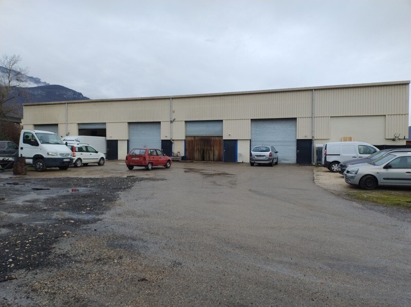 Industriel/Logistique dans Saint-Vincent-de-Mercuze à louer Photo de l’immeuble– Image 1 sur 7