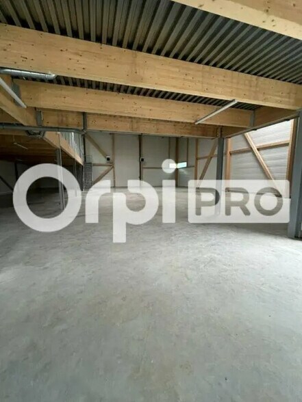 Bureau dans Chanteloup-en-Brie à louer - Photo de l’immeuble – Image 2 sur 5