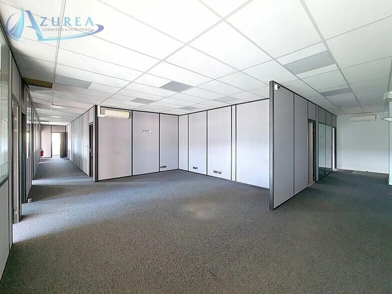 Bureau dans Mandelieu-la-Napoule à louer - Photo de l’immeuble – Image 2 sur 11