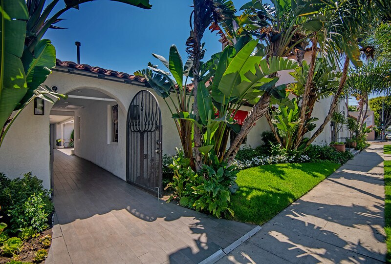 1062 S Robertson Blvd, Los Angeles, CA à louer Photo de l’immeuble– Image 1 sur 7