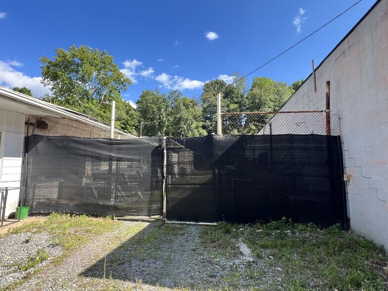 534 Camp Horne Rd, Pittsburgh, PA à vendre - Photo de l’immeuble – Image 2 sur 3