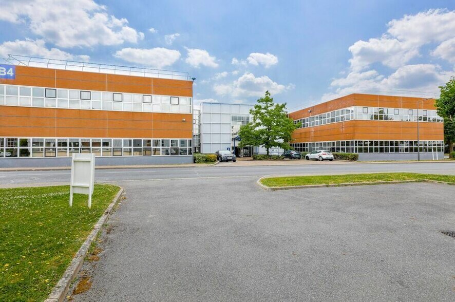 2 Rue Niels Bohr, Saint-Thibault-des-Vignes à louer - Photo de l’immeuble – Image 2 sur 9