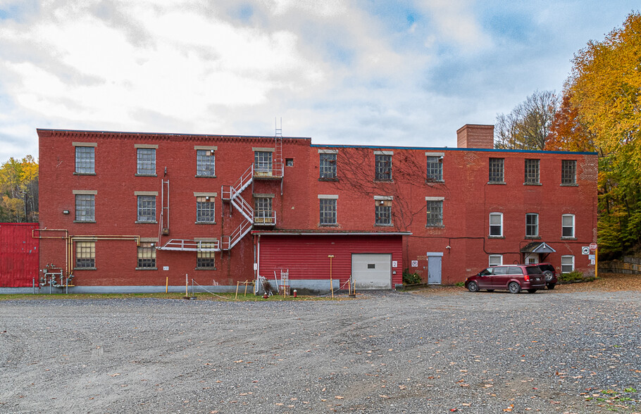 253 Rue Michaud, Coaticook, QC à louer - Photo de l’immeuble – Image 2 sur 19
