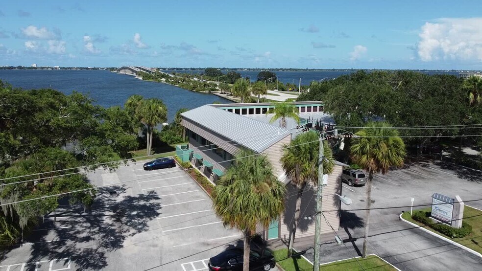 1819 Riverview Dr, Melbourne, FL à vendre - Vidéo sur l’annonce professionnelle – Image 2 sur 12