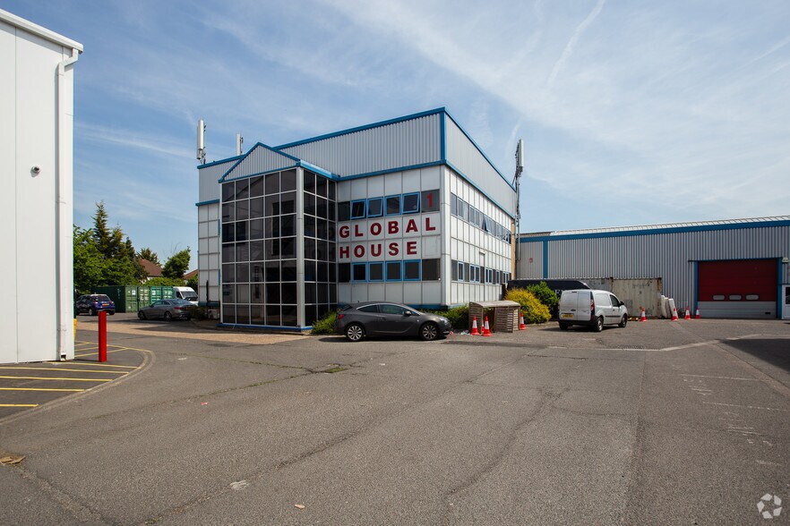 Red Lion Rd, Surbiton à louer - Photo principale – Image 1 sur 9