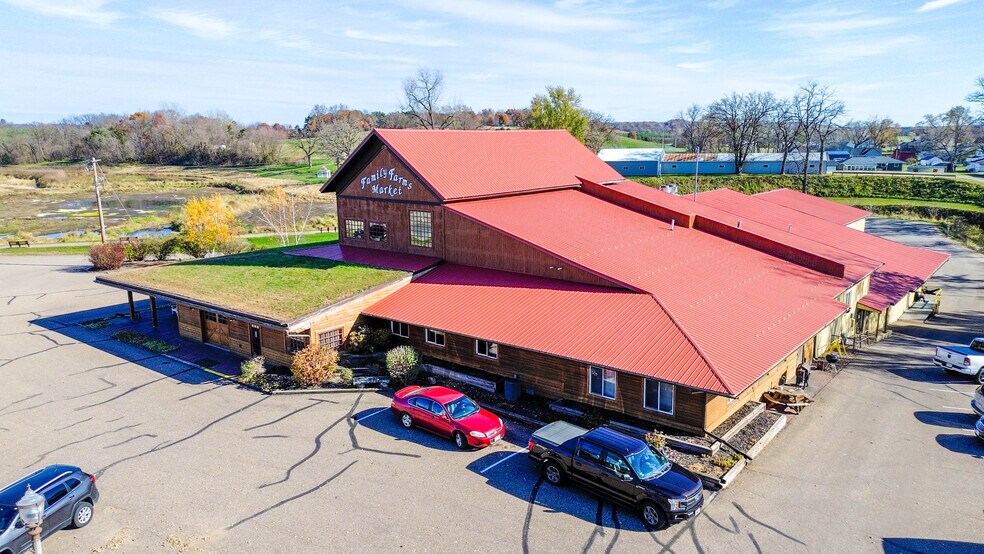 50684 Main S st, Eleva, WI à vendre - Photo de l’immeuble – Image 2 sur 10