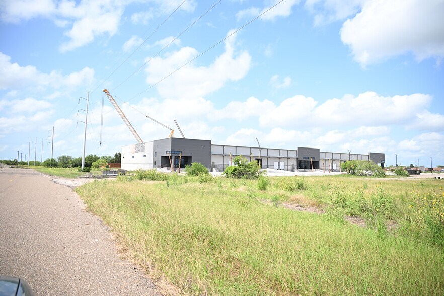 7244 Industrial Cir, Brownsville, TX à louer - Photo de l’immeuble – Image 2 sur 10