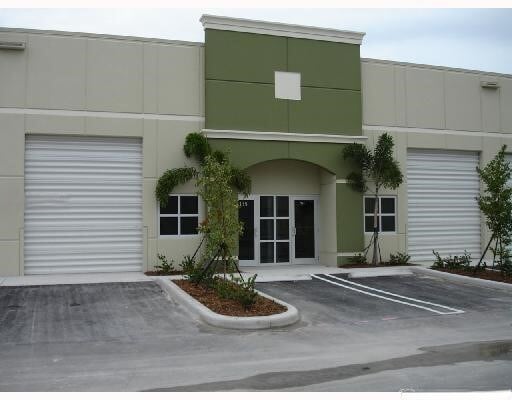 2071 NW 112th Ave, Miami, FL à louer Photo de l’immeuble– Image 1 sur 3