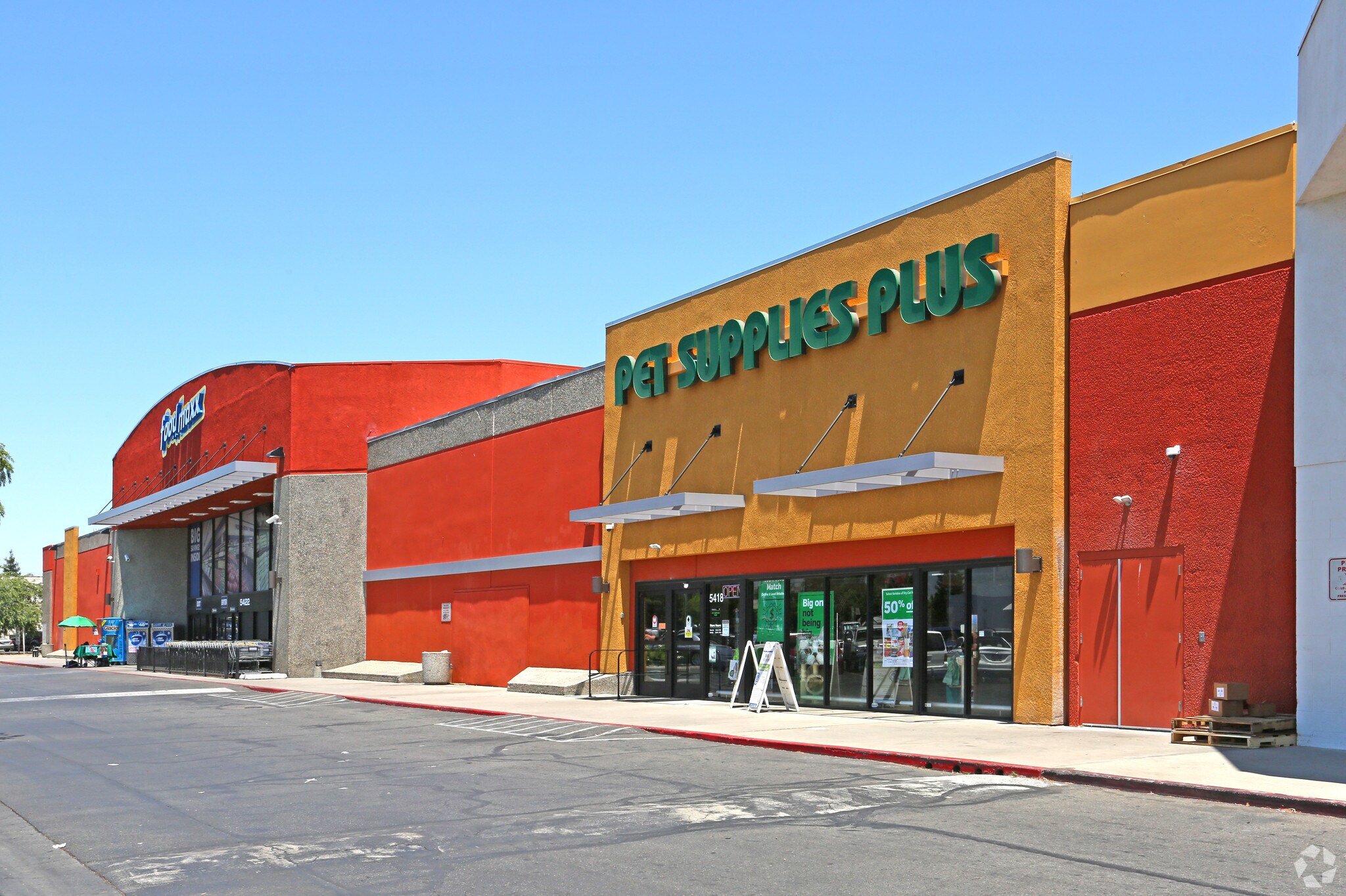 5418-5422 N Blackstone Ave, Fresno, CA à louer Photo principale– Image 1 sur 4