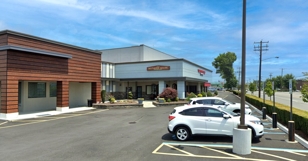 2305-2349 Jericho Tpke, Garden City Park, NY à louer - Photo de l’immeuble – Image 3 sur 6