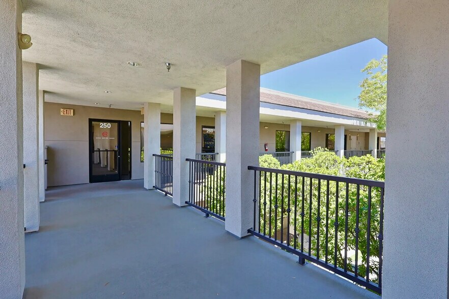 8290 W Sahara Ave, Las Vegas, NV à louer - Photo de l’immeuble – Image 3 sur 12