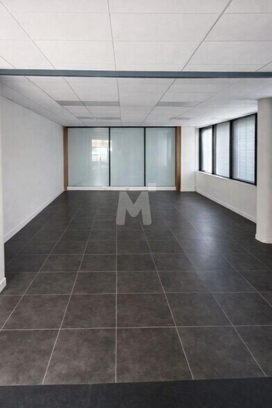 Bureau dans Évry-Courcouronnes à vendre - Photo de l’immeuble – Image 2 sur 8