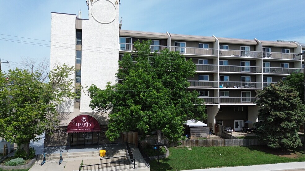 9342 103rd Ave NW, Edmonton, AB à vendre - Photo de l’immeuble – Image 2 sur 18