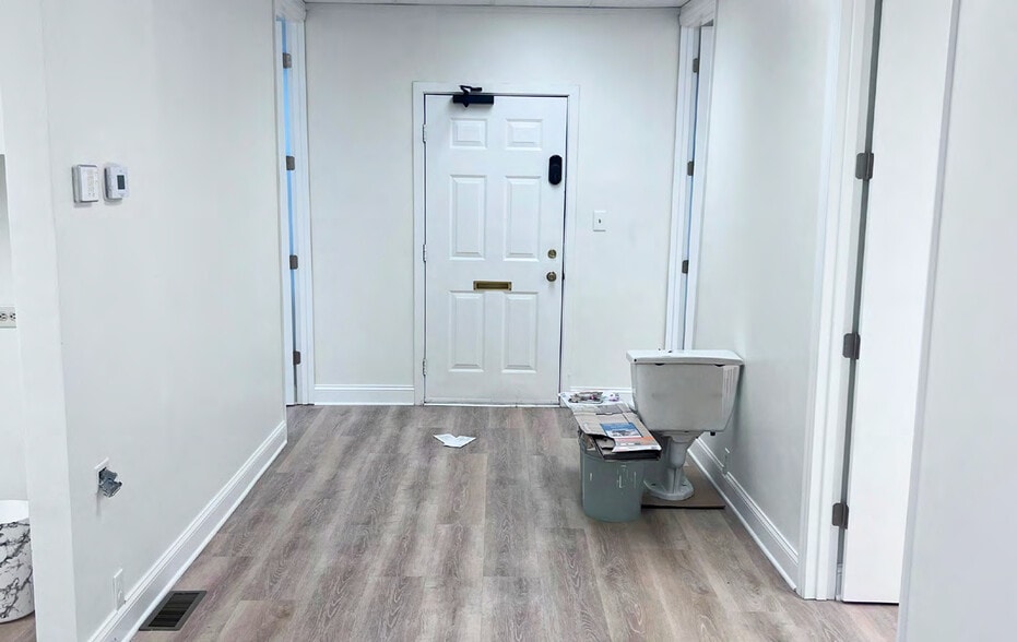 1829 E Franklin St, Chapel Hill, NC à louer - Photo intérieure – Image 2 sur 5