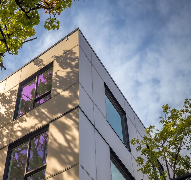1717 E 13th Av, Vancouver, BC à vendre - Photo de l’immeuble – Image 2 sur 12