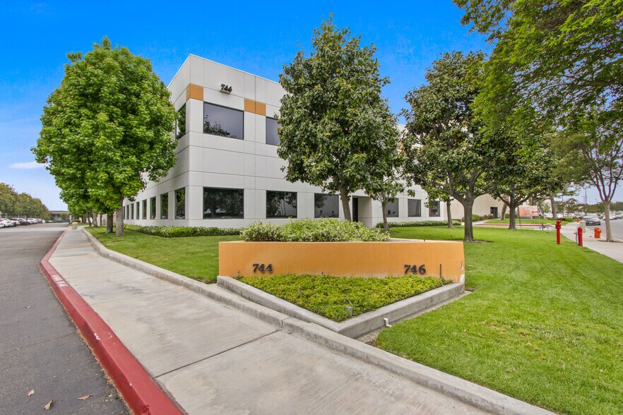 744 N Eckhoff St, Orange, CA à louer - Photo de l’immeuble – Image 3 sur 23