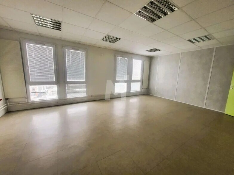 Bureau dans Savigny-le-Temple à louer - Photo intérieure – Image 3 sur 10