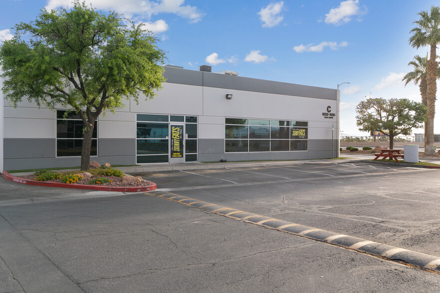 6263-6281 Dean Martin Dr, Las Vegas, NV à louer - Photo de l’immeuble – Image 3 sur 13